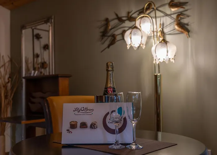 Bouscat - Still Rabbit - Hot Tub - Yorkshire Villa Selby